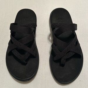 Black Teva fun strappy sandals 🖤